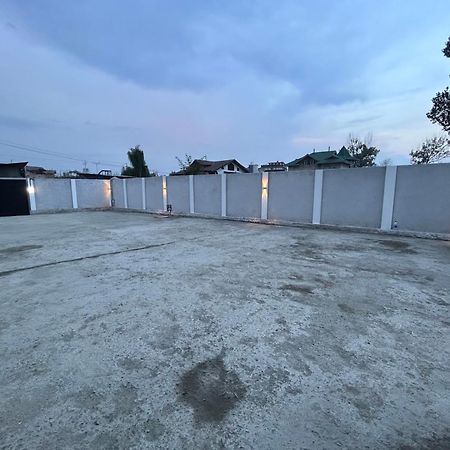 Fair Mount, Airport Road, Humhama Srinagar Hotel Bagian luar foto